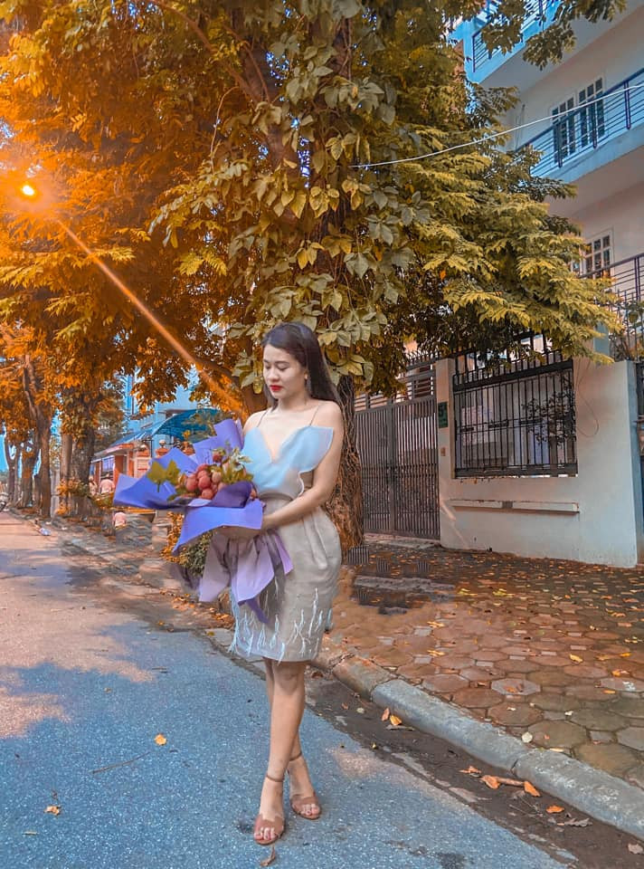 Hiện đang là thời điểm vải thiều vào đợt chín rộ, ngoài cách bán thông thường, một số người đã sáng tạo thành sản phẩm mới độc đáo là bó hoa vải thiều. Ảnh: Mỹ Hạnh