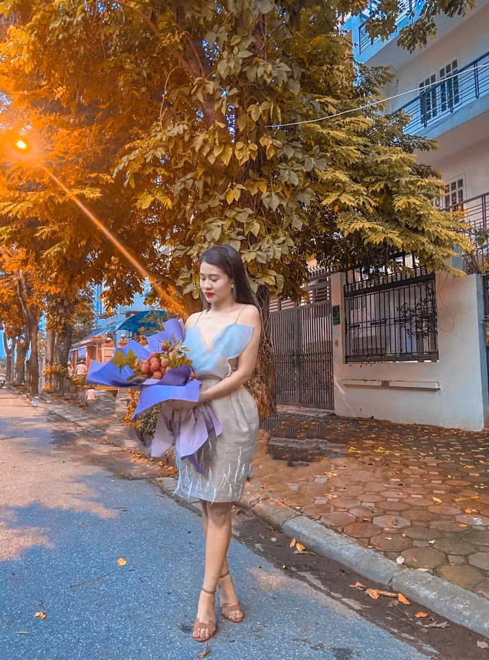 Hiện đang là thời điểm vải thiều vào đợt chín rộ, ngoài cách bán thông thường, một số người đã sáng tạo thành sản phẩm mới độc đáo là bó hoa vải thiều. Ảnh: Mỹ Hạnh