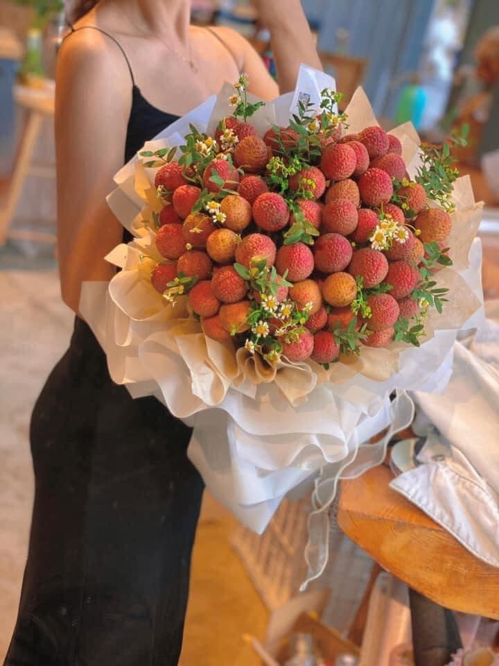 Mỗi bó hoa vải thiều được kết hợp từ quả vải và nhiều loại hoa phụ khác nhau như hoa baby trăng nhập Hà Lan,..Ảnh: Facebook