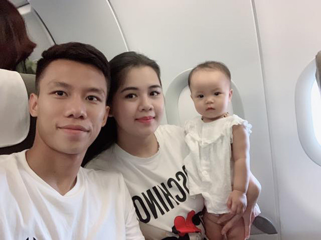 Chàng cầu thủ xứ Nghệ nối tiếng là cầu thủ đẹp trai, nam tính, yêu vợ thương con hết mực. Vợ của anh là hot girl thành Vinh – Dương Thùy Phương, cặp đôi có cô con gái đầu lòng 3 tuổi tên thân mật là Sunny. Ảnh: Tổng hợp