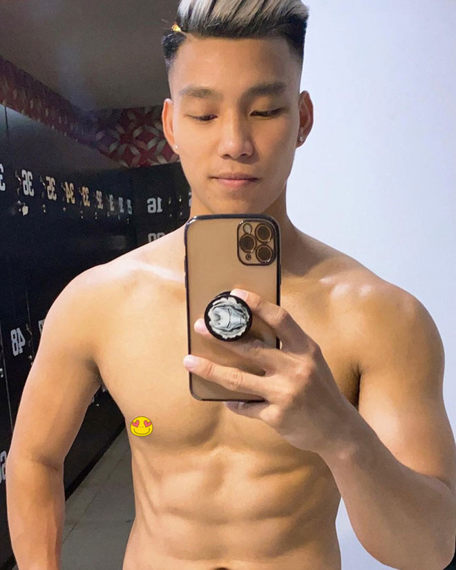 Trong loạt ảnh đời thường, cầu thủ sinh năm 1996 cũng lộ rõ vẻ điển trai. Anh chàng có nụ cười hiền, gu thời trang trẻ trung, hiện đại.