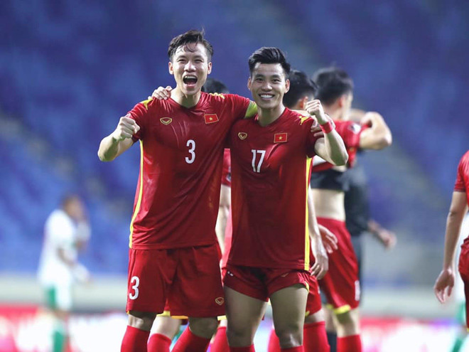 Khoảnh khắc Ngọc Hải ăn mừng "ké" Công Phượng cũng nổi bật nhờ biểu cảm vỡ òa sung sướng và body đẹp như tượng tạc của anh.