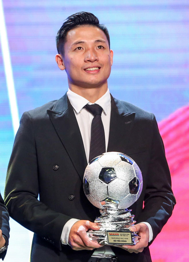 Ở ngoài đời, trung vệ Bùi Tiến Dũng cũng sở hữu ngoại hình cực đẹp với cơ bắp săn chắc. Anh có tổ ấm hạnh phúc bên bà xã xinh đẹp Khánh Linh và cô con gái dễ thương có tên thân mật là Shi.