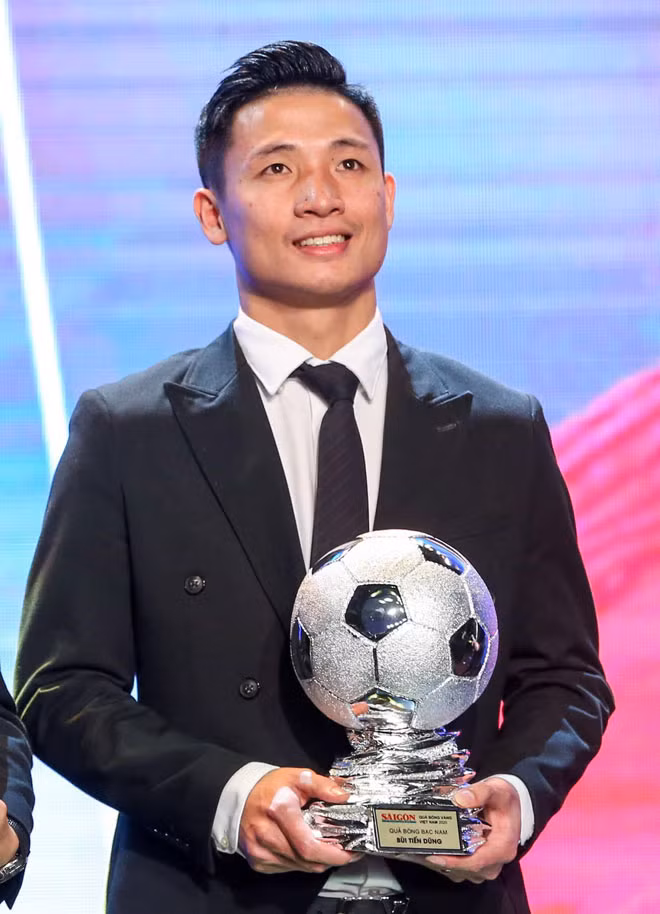 Ở ngoài đời, trung vệ Bùi Tiến Dũng cũng sở hữu ngoại hình cực đẹp với cơ bắp săn chắc. Anh có tổ ấm hạnh phúc bên bà xã xinh đẹp Khánh Linh và cô con gái dễ thương có tên thân mật là Shi.