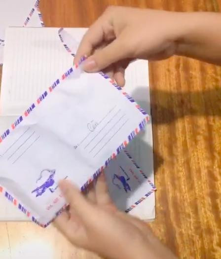 Đây là cảnh cô dâu bóc phong bì mừng cưới "4 trong 1" của người yêu cũ. Trong đoạn clip này, anh chàng bọc 3 chiếc phong bì nhỏ vào bên trong 1 chiếc phong bì lớn để cô dâu bóc dần trong hồi hộp.