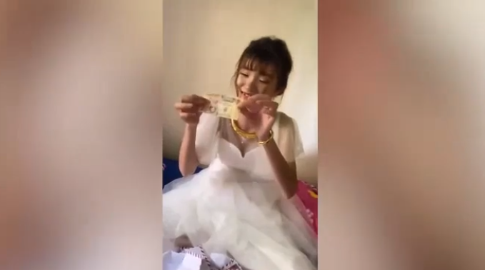 Màn bóc phong bì đám cưới này thực sự dở khóc dở cười, đoạn clip được chia sẻ nhận được sự đồng cảm từ cộng đồng mạng.