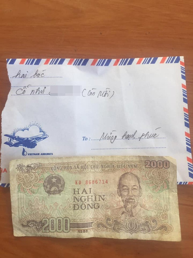 Hay trường hợp oái oăm hơn là xuất hiện phong bì mừng cưới 2000 đồng kèm lời lẽ khiếm nhã của người gửi từng khiến netizen bức xúc. Ảnh: Tổng hợp