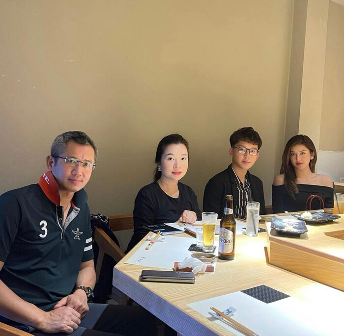 Không còn là cậu bé bụ bẫm, đáng yêu ngày nào, giờ đây Việt Anh đã trưởng thành hơn, ngoại hình "lột xác" hơn nhiều khiến hội chị em "đổ đứ đừ".