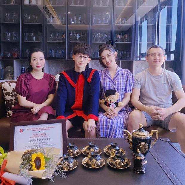 Mới đây, nàng Á hậu đăng tải hình ảnh cả gia đình chúc mừng em trai tốt nghiệp cấp 3 cùng dòng chia sẻ: "Vậy là chú bé nhà tui đã học hết cấp 3, chính thức làm người lớn, chuẩn bị thi Đại học thật tốt nha".
