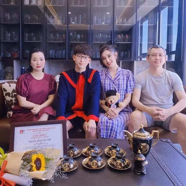 Mới đây, nàng Á hậu đăng tải hình ảnh cả gia đình chúc mừng em trai tốt nghiệp cấp 3 cùng dòng chia sẻ: "Vậy là chú bé nhà tui đã học hết cấp 3, chính thức làm người lớn, chuẩn bị thi Đại học thật tốt nha".