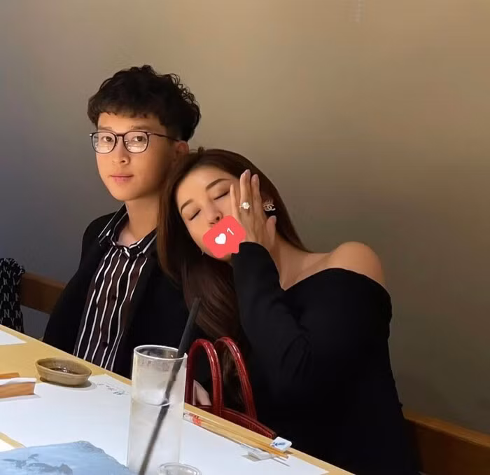 Ngay từ khi còn bé, em trai Á hậu Huyền My đã lẽo đẽo theo chị từ khi tham gia Hoa hậu Việt Nam 2014 cho tới các sự kiện lớn nhỏ. Bở vậy, mỗi lần Việt Anh xuất hiện trên MXH là netizen rần rần đứng ngồi không yên.