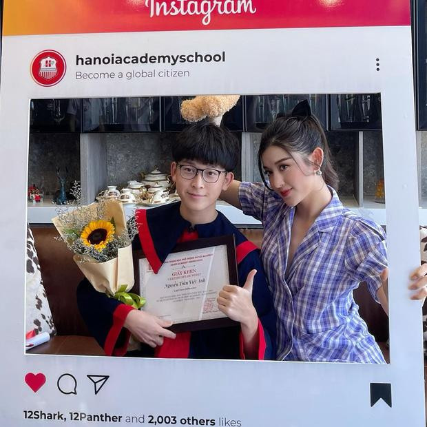 Theo đó, Việt Anh từng theo học tại trường quốc tế Hà Nội Academy, chỉ tính riêng học phí mỗi năm đã lên tới hơn 142 triệu đồng.