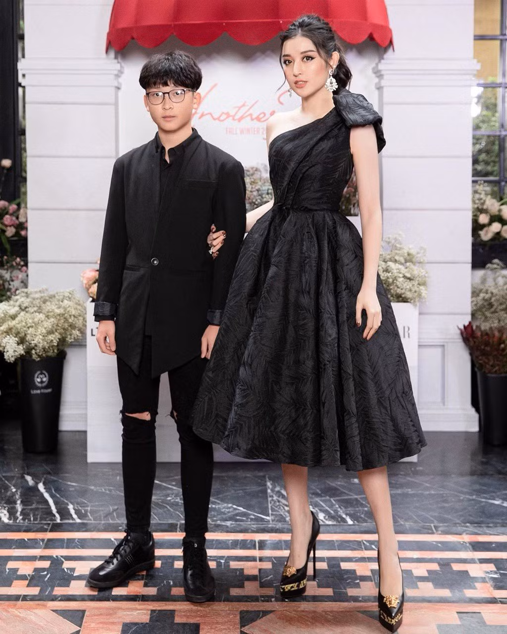 Nguyễn Trần Việt Anh - em trai Á hậu Huyền My, sinh năm 2K3 từng gây sốt với khoảnh khắc lần đầu tiên xuất hiện cùng chị mình bởi gương mặt "baby boy".