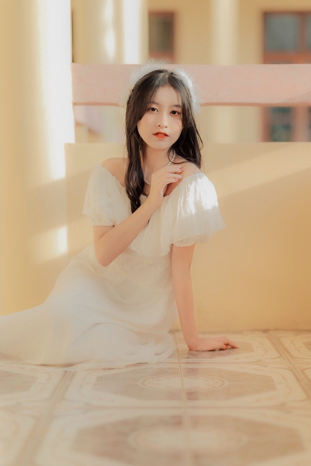 Không chỉ ghi điểm trong loạt ảnh kỷ yếu, ngoài đời Khánh Linh cũng được khen ngợi vì sự dịu dàng, dễ thương. Được biết, Linh muốn theo đuổi trường và ngành học về Kinh tế trong kỳ thi sắp tới.