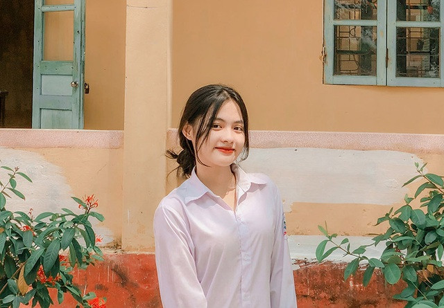 Giáp Thị Thương, học sinh cuối cấp trường THPT Lục Nam (Bắc Giang). Giáp Thương thu hút sự chú ý trên các diễn đàn mạng xã hội nhờ nhan sắc ngọt ngào, trong veo.