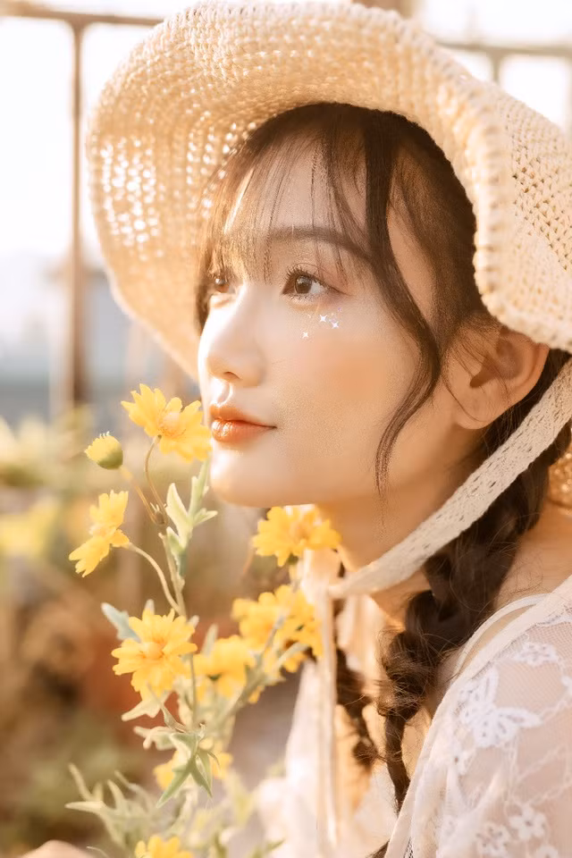 Cũng giống Khánh Linh, cô gái Đỗ Phương Thảo (sinh năm 2003, Hưng Yên) được mọi người chú ý đến bởi những khoảnh khắc nổi bật với nhan sắc trong veo, ngọt ngào tựa "nàng thơ".