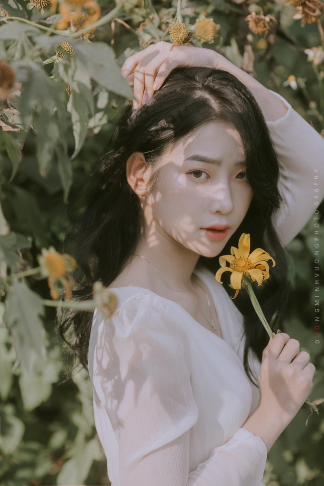 Ngoài nhan sắc, Hà Lim còn gây ấn tượng khi có thành tích học tập đáng nể. Tổng điểm trung bình các môn của Hà luôn trên 8.0. Và đặc biệt với môn tiếng Anh, điểm trung bình môn 3 năm học của cô bạn đều đạt 9.0.