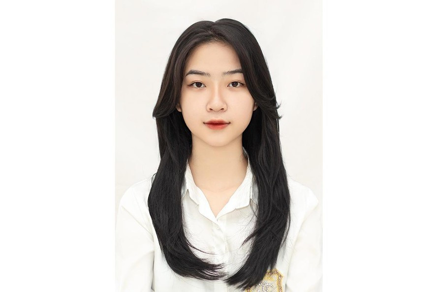 "Hot girl ảnh thẻ" Hà Lim, tên thật là Đinh Ngọc Hà được biết đến sau khi đăng tải bức ảnh thẻ lên mạng. Cô nàng thu hút sự chú ý lượng lớn “cư dân mạng” nhờ vào khuôn mặt khả ái, thiện cảm.