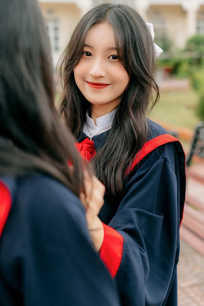 Đỗ Thị Khánh Linh (sinh năm 2003), học sinh lớp 12A12, trường THPT An Dương, Hải Phòng là hot girl Việt chuẩn bị bước vào kỳ thi tốt nghiệp THPT 2021. Cô bạn này "gây bão" mạng xã hội vì bức ảnh kỷ yếu với điều ước hài hước "Lấy chồng giàu, làm CEO".