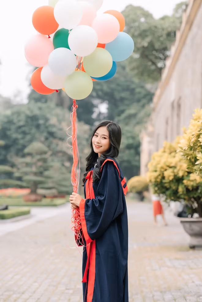 "Thiên thần đồng phục" Nguyễn Thu Trang ( trường THPT Lê Quý Đôn, Hà Nội) từng "gây sốt" với loạt ảnh diện áo dài trắng tinh khôi khoe trọn vẹn nét đẹp trong trẻo tuổi học trò.