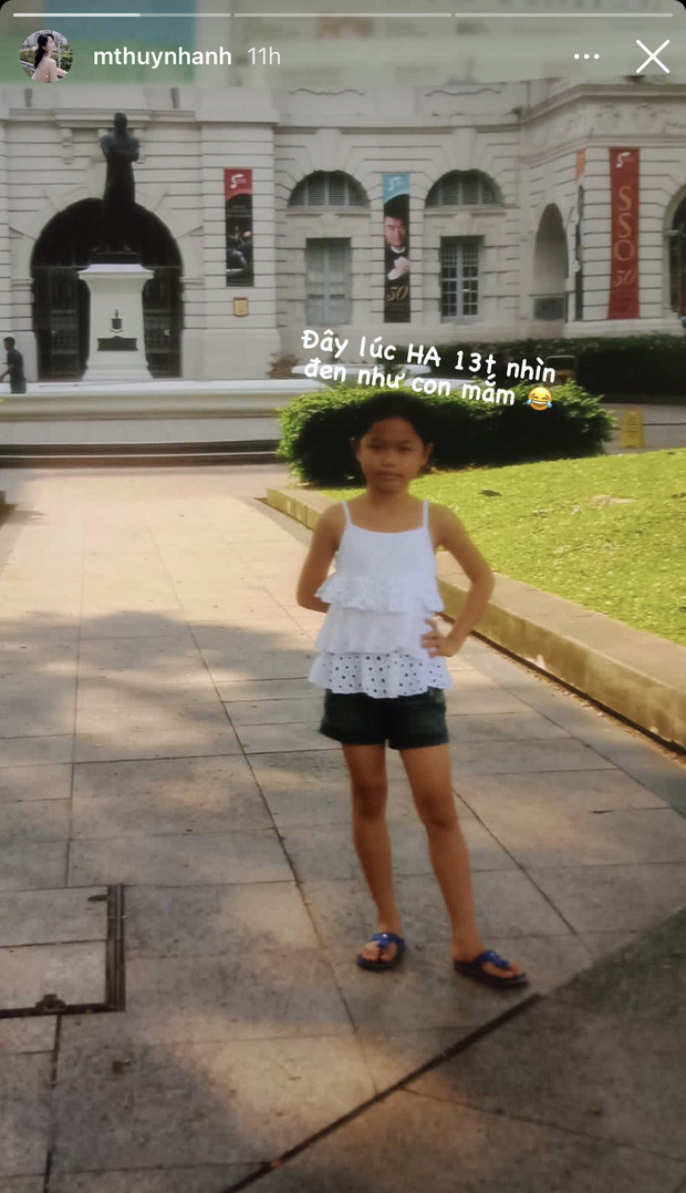 Mới đây, Huỳnh Anh vừa chia sẻ một bức ảnh từ thời bé của mình lên Instagram. Tấm hình được chụp năm cô nàng 13 tuổi. Thời điểm đó cô nàng trông khá đen nhẻm, chưa trổ nét được như hiện tại, gương mặt thì hết sức bình thường, nhạt nhòa.