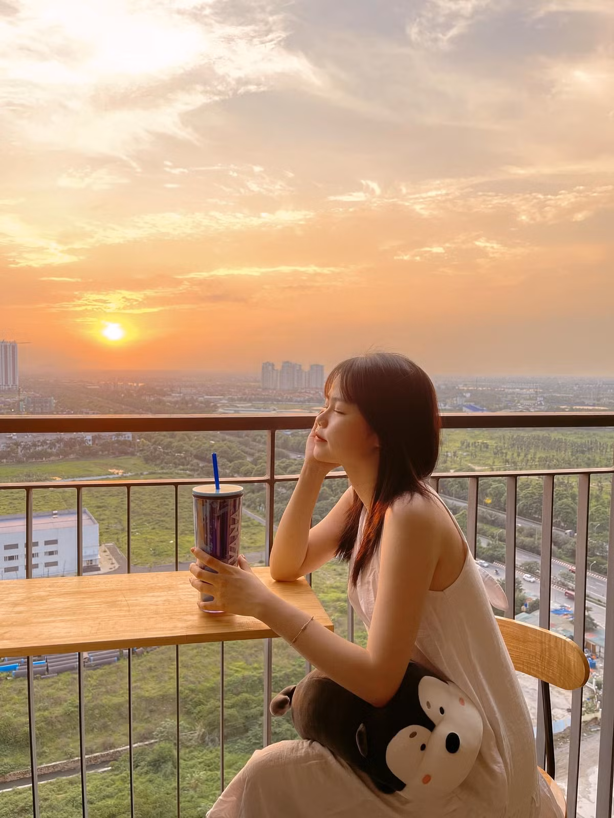 Thời gian gần đây, Huỳnh Anh gây ấn tượng với người hâm mộ khi thay đổi phong cách thời trang, trở nên gợi cảm và quyến rũ hơn.