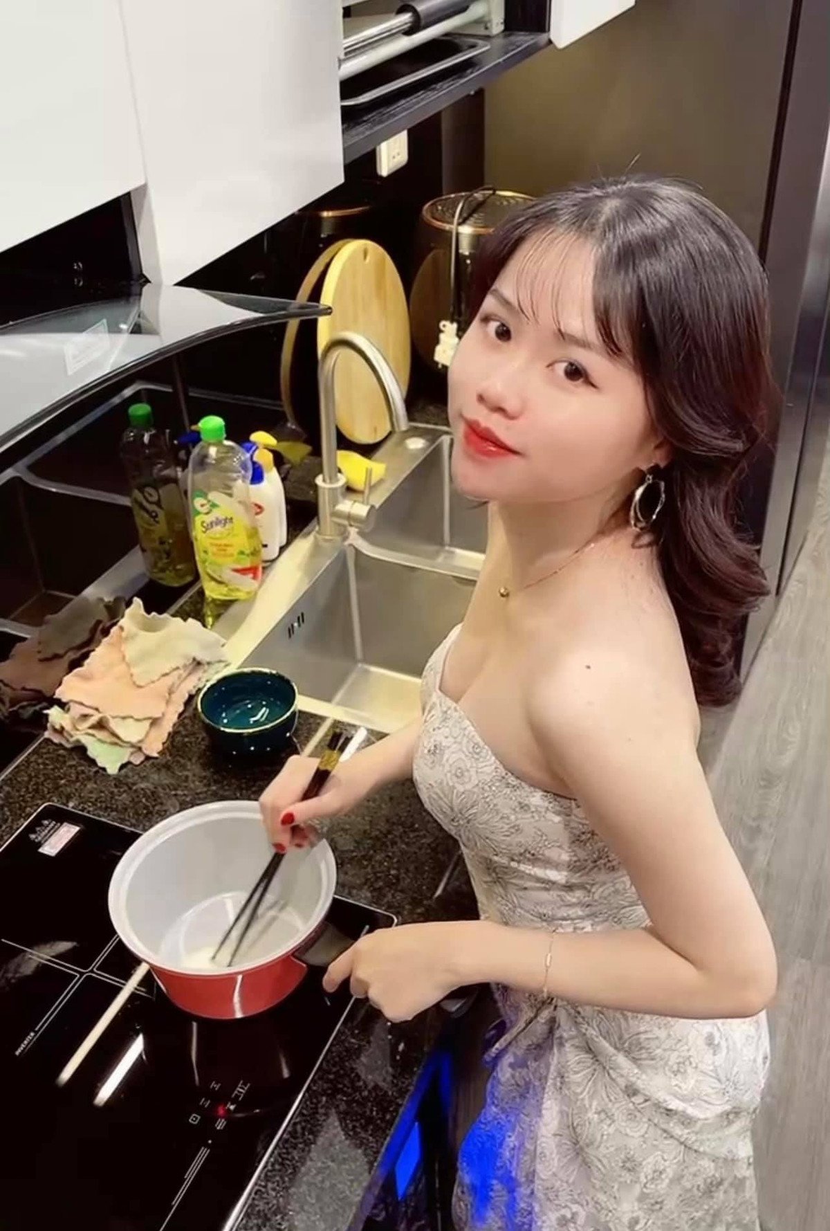 Không còn là cô nàng mũm mĩm với gương mặt bầu bĩnh, Huỳnh Anh đã gây ấn tượng với vóc dáng thon gọn, tự tin.