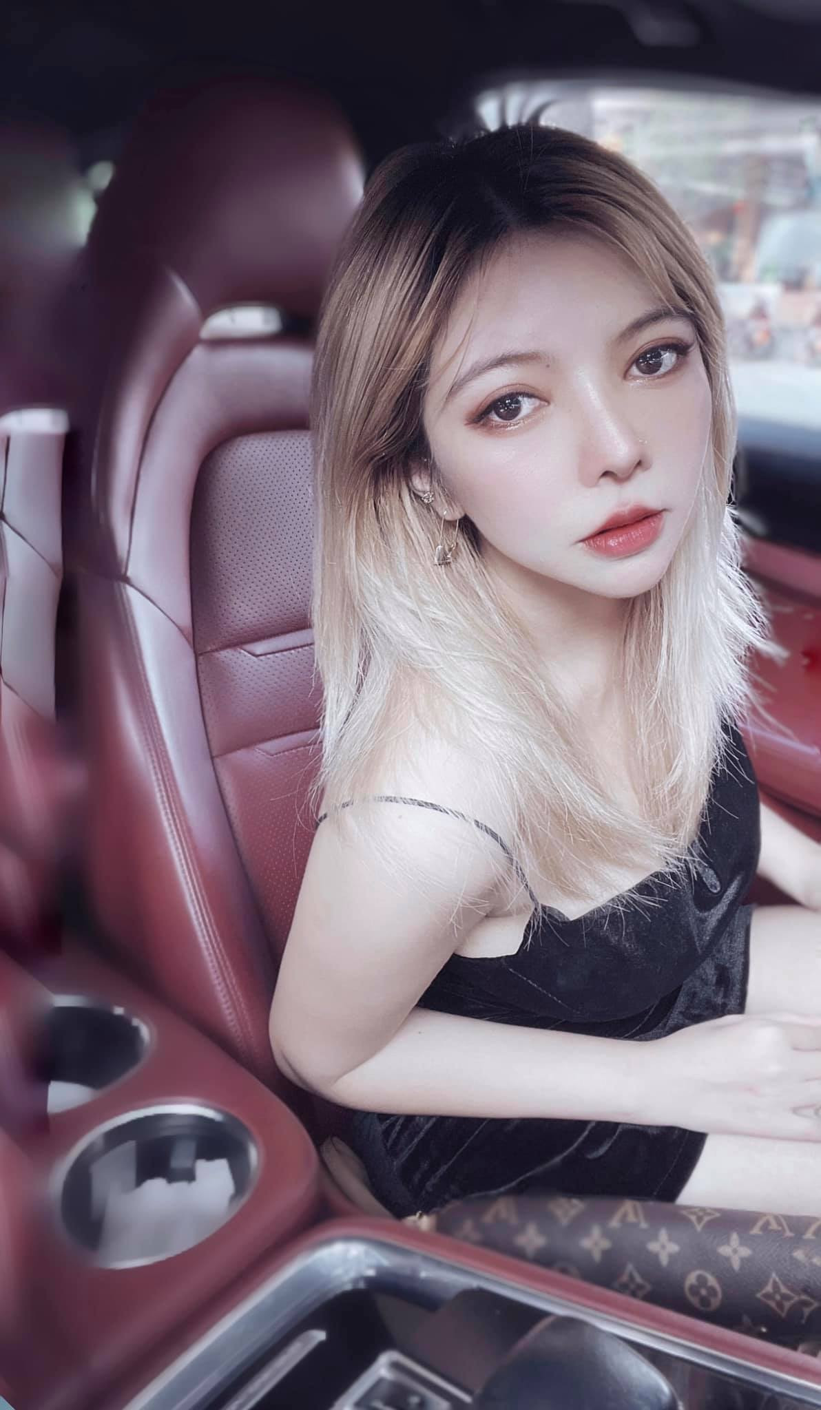 Vào đầu tháng 5 vừa qua, nữ streamer xinh đẹp này bất ngờ gây "bão" cộng đồng fan khi đăng hình, khoe khéo việc đã có bạn trai mới.