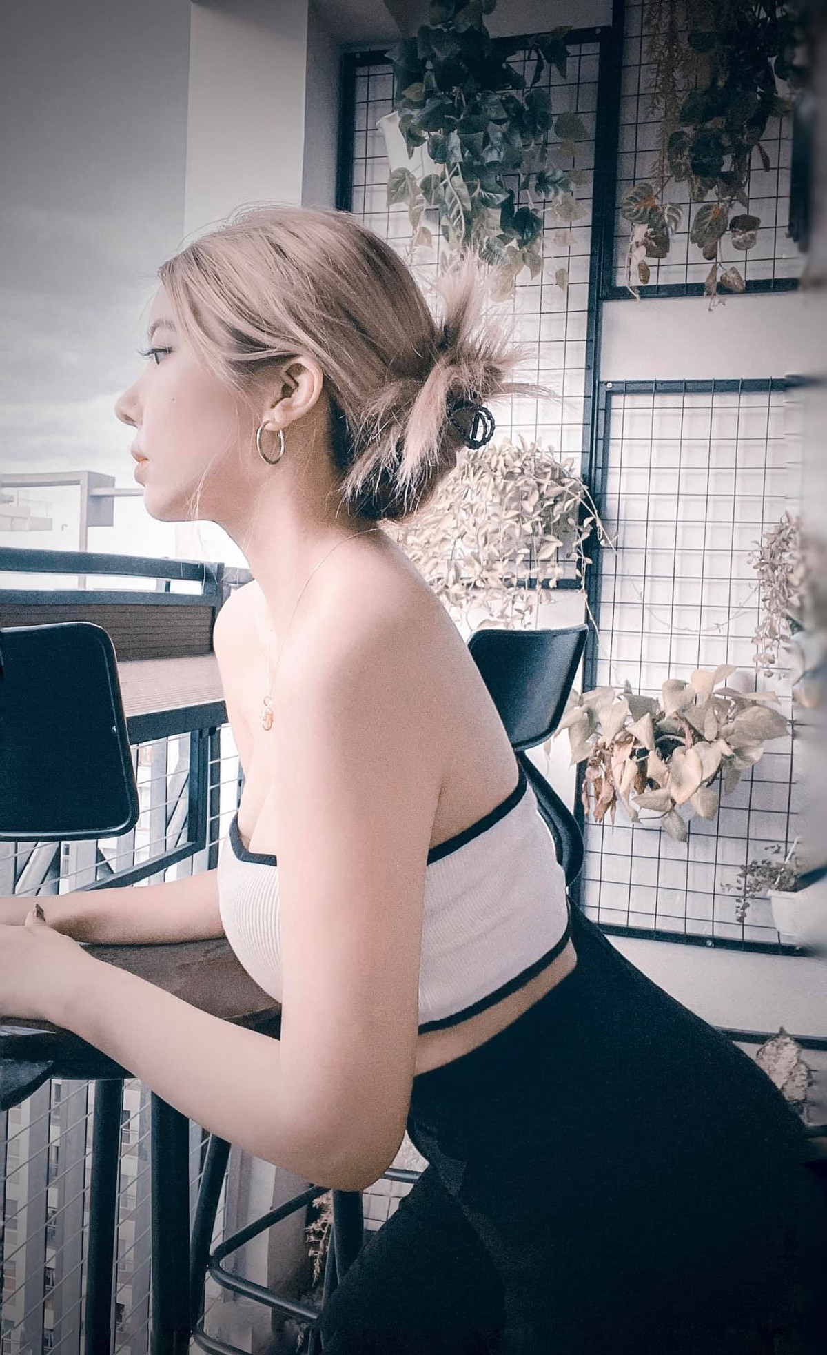 Ohsusu thường chọn cho mình những trang phục kiệm vải có phần cắt xẻ, khoe được vẻ đẹp của cơ thể.