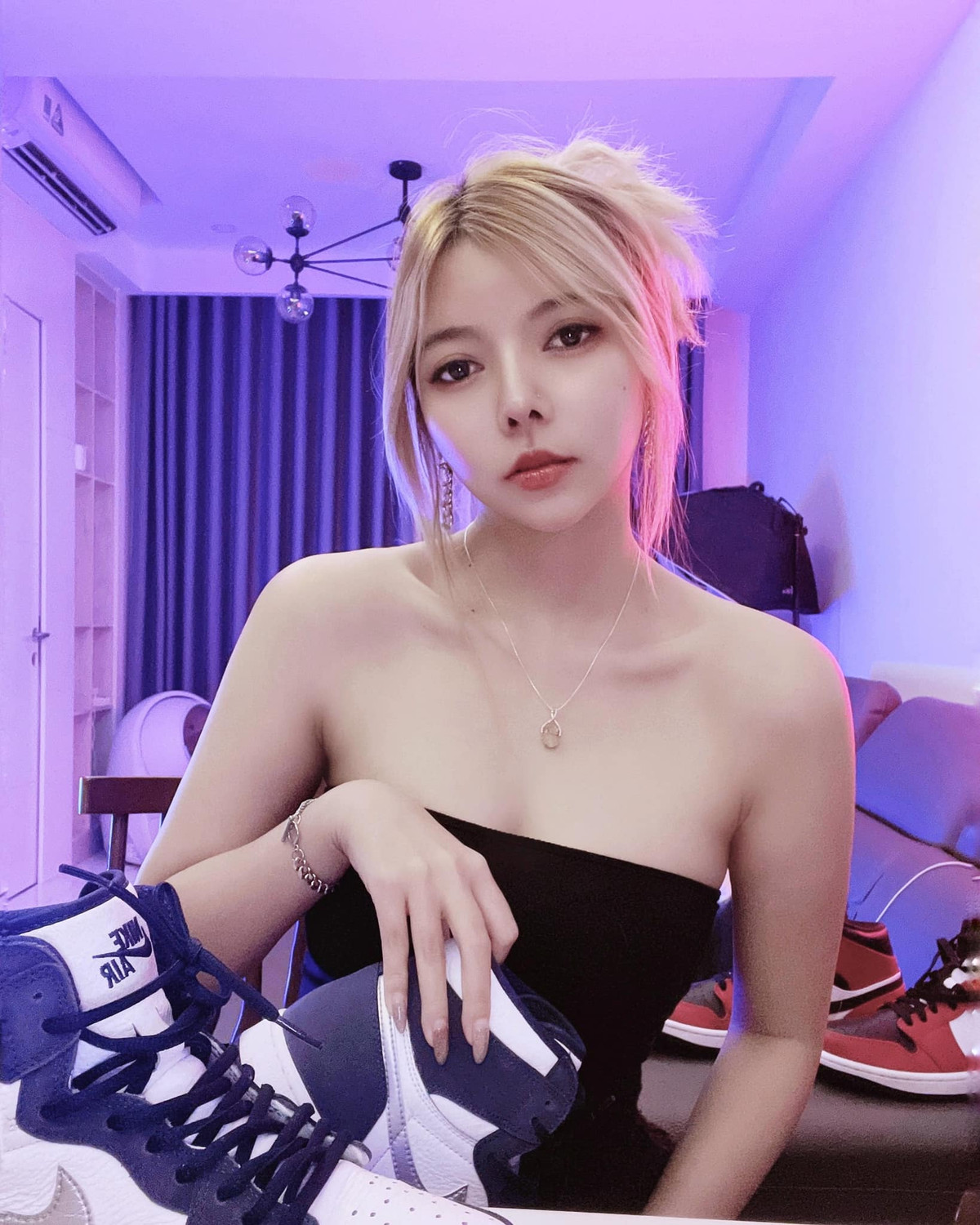 Cũng từ thời điểm đó mà cô thường xuyên cập nhật những hình ảnh mới nhất và sự nóng bỏng là điều đáng chú ý.