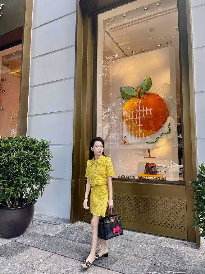 Dù sinh ra đã ở vạch đích nhưng 9X không phụ thuộc vào bố mẹ, cô từng lăn lộn kiếm tiền từ năm 18 tuổi bằng công việc bán hàng online.