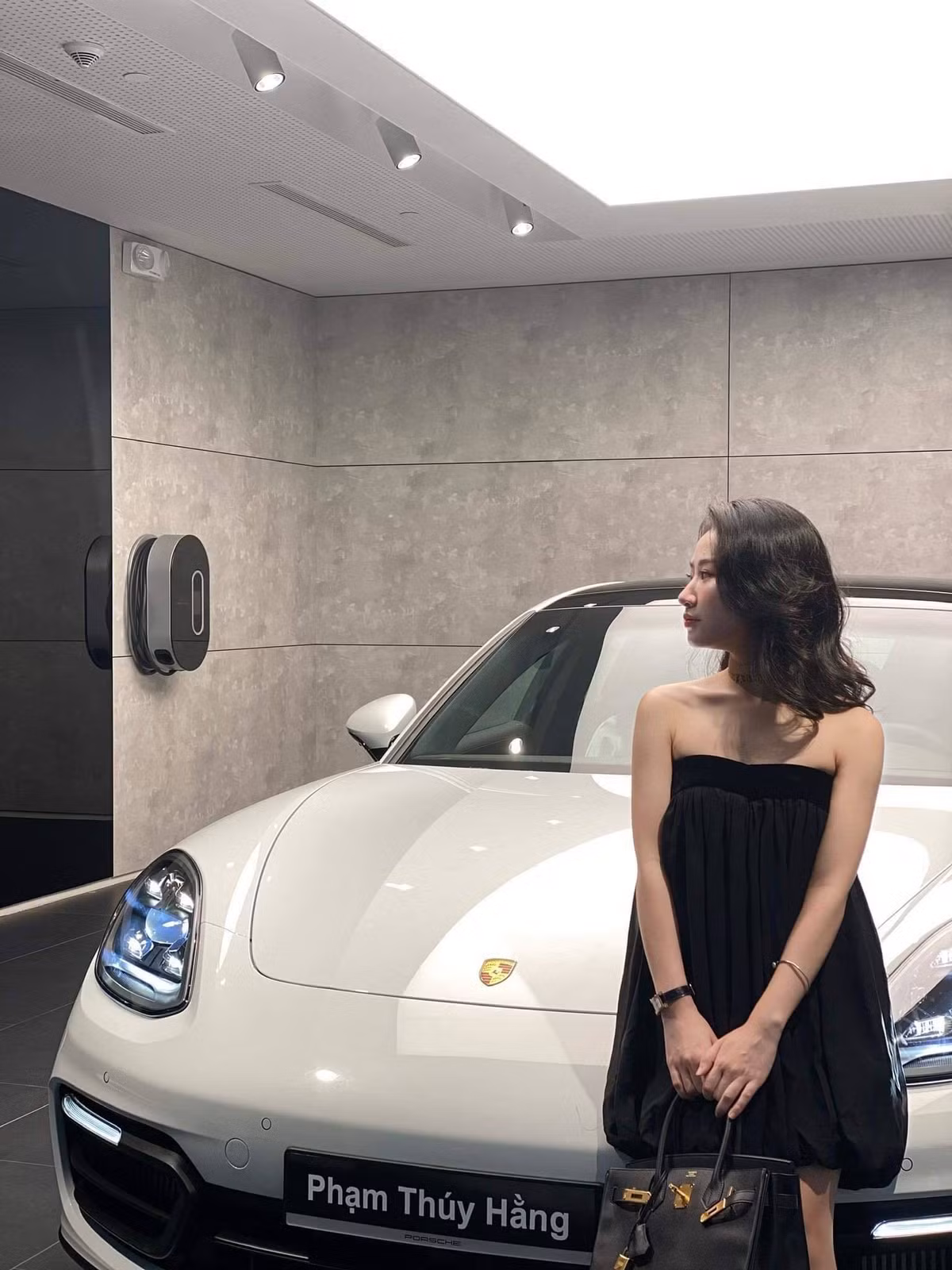 Cũng theo tiết lộ từ người trong cuộc, tháng 8 này hot girl RMIT tiếp tục được tặng thêm một căn chung cư cao cấp nữa.