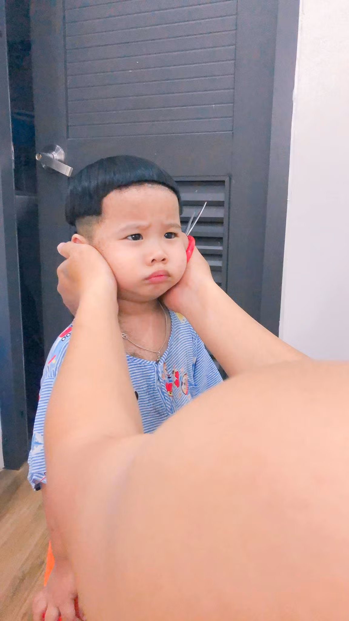 Cầm chiếc tông đơ và thể hiện tài nghệ cắt tóc cho con, ông bố của năm đã tạo nên tác phẩm mái tóc "bò liếm" khiến ai nhìn cũng thích thú. Đặc biệt biểu cảm "khó đỡ" của cậu bé là điều mà cư dân mạng ai cũng chú ý.