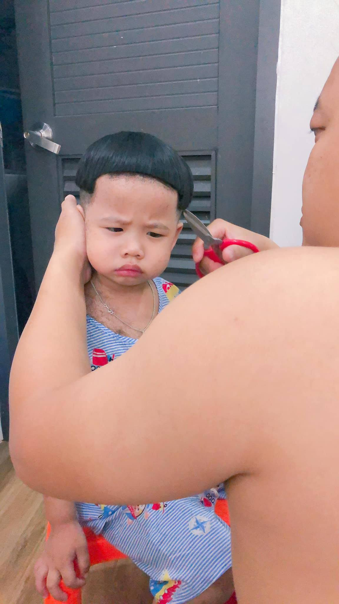 Bên dưới, nhiều bậc phụ huỳnh thừa nhận cậu bé trên không phải nạn nhân duy nhất của thảm hoạ cắt tóc. Ở nhà rảnh quá muốn tạo cho con kiểu đầu mới nhưng không ngờ lại làm hỏng luôn mái tóc của con.