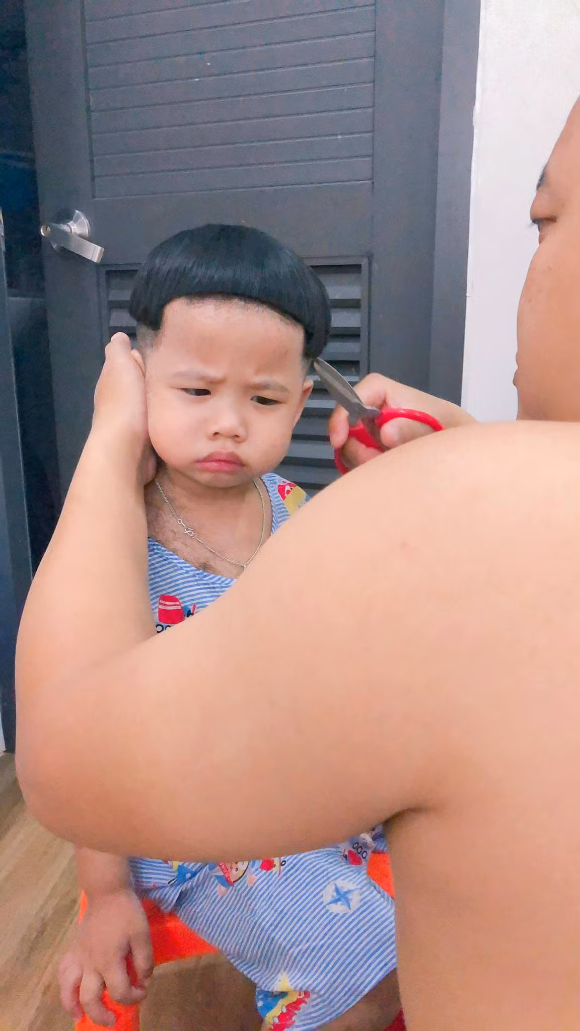 Bên dưới, nhiều bậc phụ huỳnh thừa nhận cậu bé trên không phải nạn nhân duy nhất của thảm hoạ cắt tóc. Ở nhà rảnh quá muốn tạo cho con kiểu đầu mới nhưng không ngờ lại làm hỏng luôn mái tóc của con.