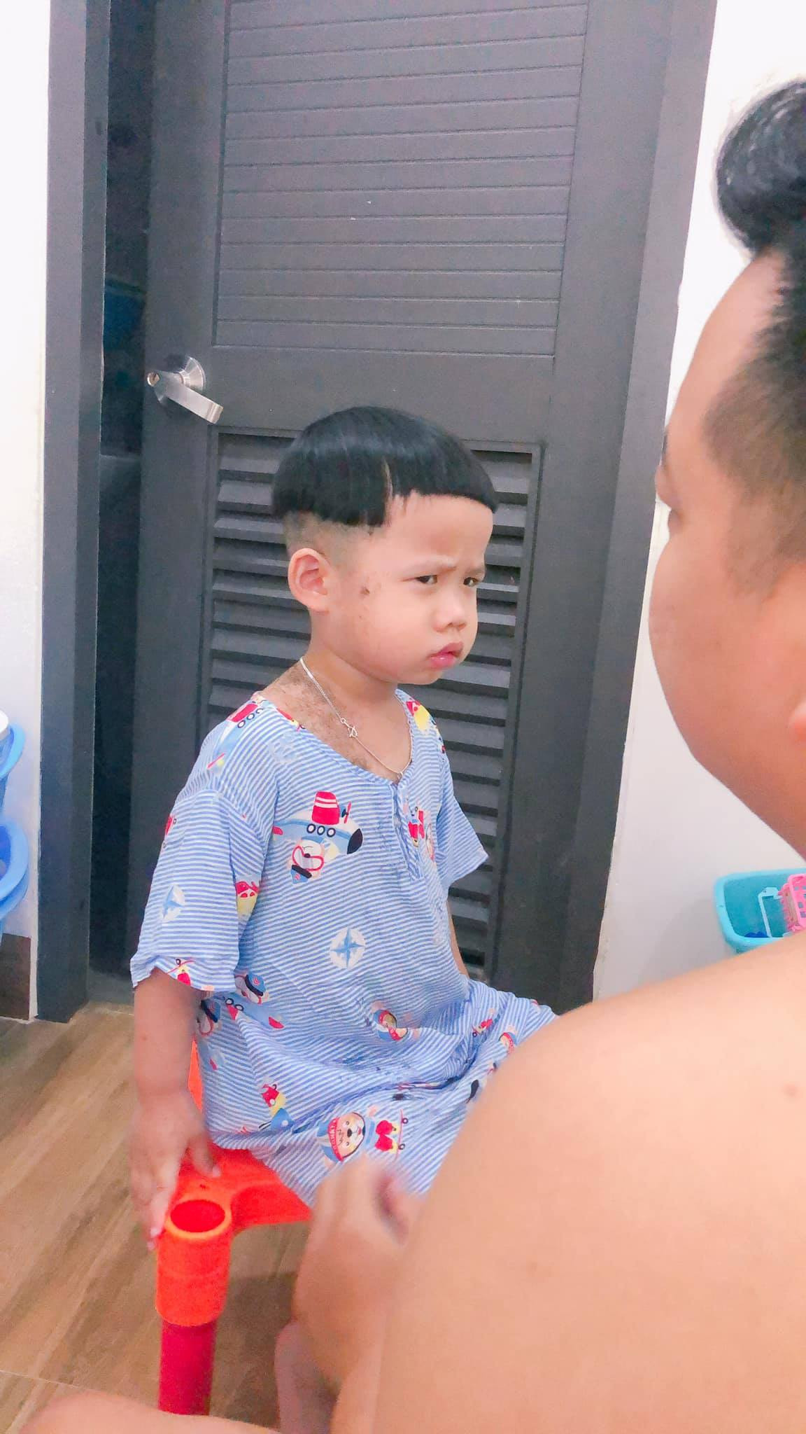 Mới đây, một bài viết về ông bố cắt tóc vụng về cho con được chia sẻ trong một diễn đàn lớn trên mạng xã hội thu hút sự quan tâm đặc biệt của dân mạng.