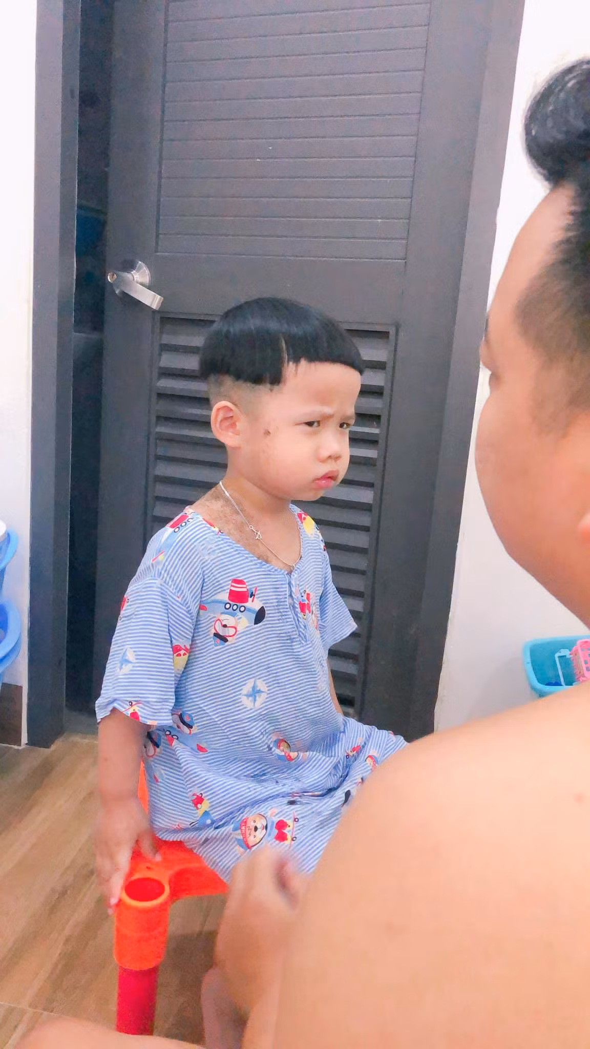 Mới đây, một bài viết về ông bố cắt tóc vụng về cho con được chia sẻ trong một diễn đàn lớn trên mạng xã hội thu hút sự quan tâm đặc biệt của dân mạng.