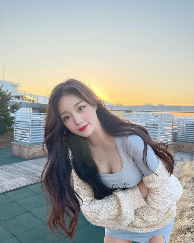 Han Kyung (sinh năm 1998, Hàn Quốc) là hot girl nhận được gần 1 triệu lượt theo dõi trên hai nền tảng mạng xã hội Instagram và Facebook.