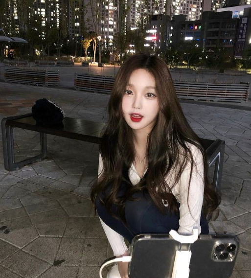 Han Kyung không ngần ngại theo đuổi phong cách thời trang nữ tính, gợi cảm và quyến rũ.