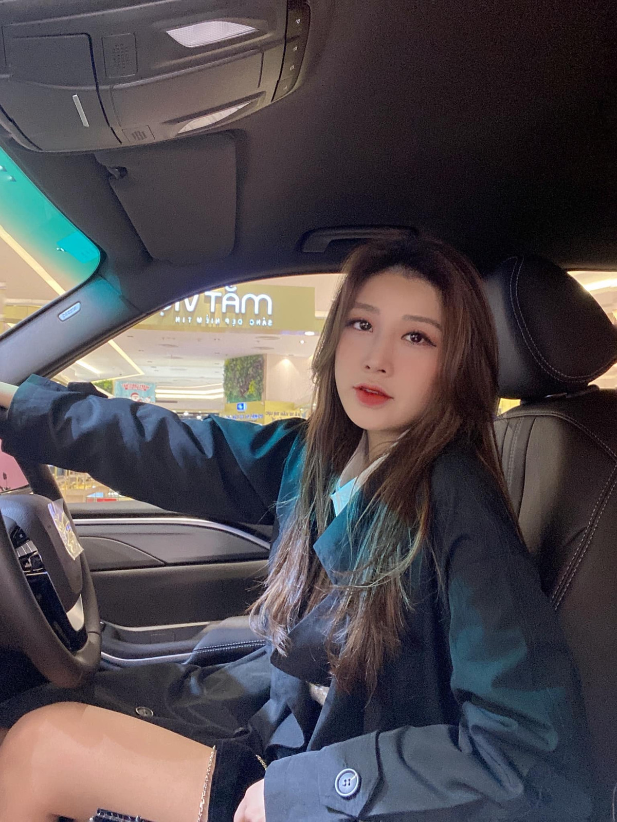 Dù có nhan sắc và sự nổi tiếng thế nhưng Linh Hương không định hướng bản thân theo con đường nghệ thuật. Cô muốn hướng mình theo con đường kinh doanh nên cố gắng trau dồi kiến thức, kinh nghiệm về lĩnh vực này. Ảnh: FBNV