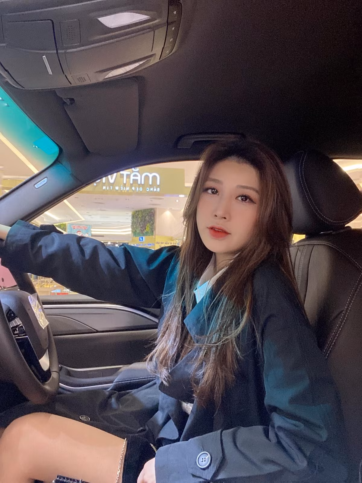 Dù có nhan sắc và sự nổi tiếng thế nhưng Linh Hương không định hướng bản thân theo con đường nghệ thuật. Cô muốn hướng mình theo con đường kinh doanh nên cố gắng trau dồi kiến thức, kinh nghiệm về lĩnh vực này. Ảnh: FBNV