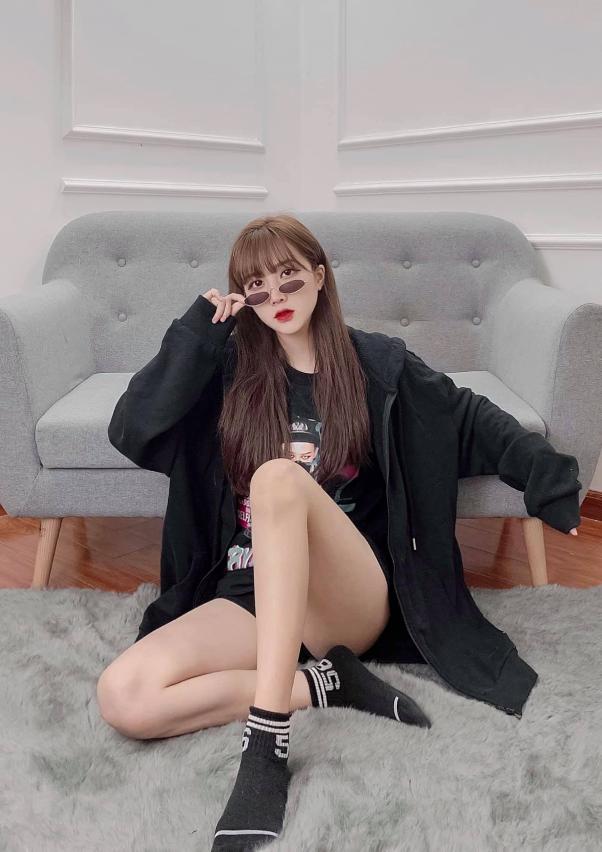 Cô nàng đang chuyển hướng từ một cô nữ sinh xinh xắn, ngây thơ cách đây vài năm sang hình tượng hot girl gợi cảm, quyến rũ hơn.