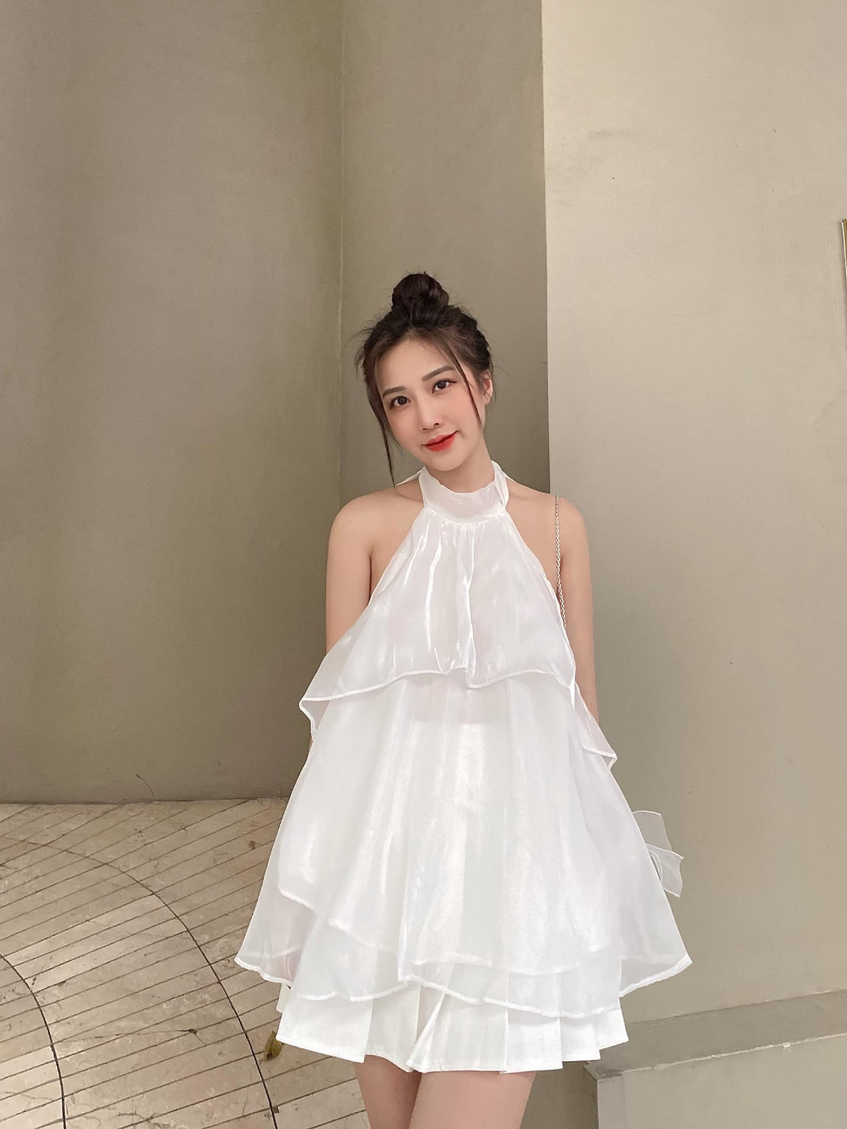 Sau khi ra trường và trở thành mẫu ảnh chuyên nghiệp, hot girl 9x này càng được biết đến nhiều hơn với những bộ ảnh nghệ thuật bắt mắt, cô cũng theo hướng ăn mặc gợi cảm hơn.