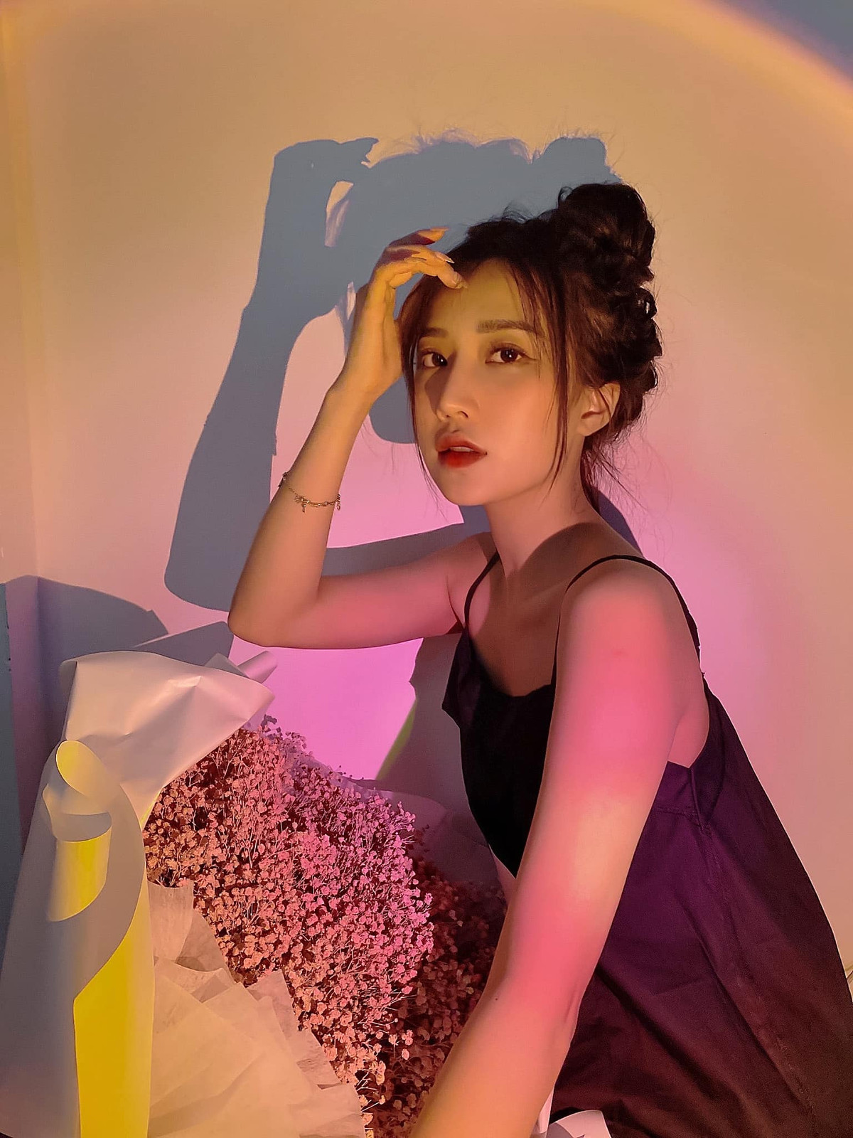 Ngoài công việc mẫu ảnh tự do, Linh Hương còn kinh doanh thời trang, mỹ phẩm.