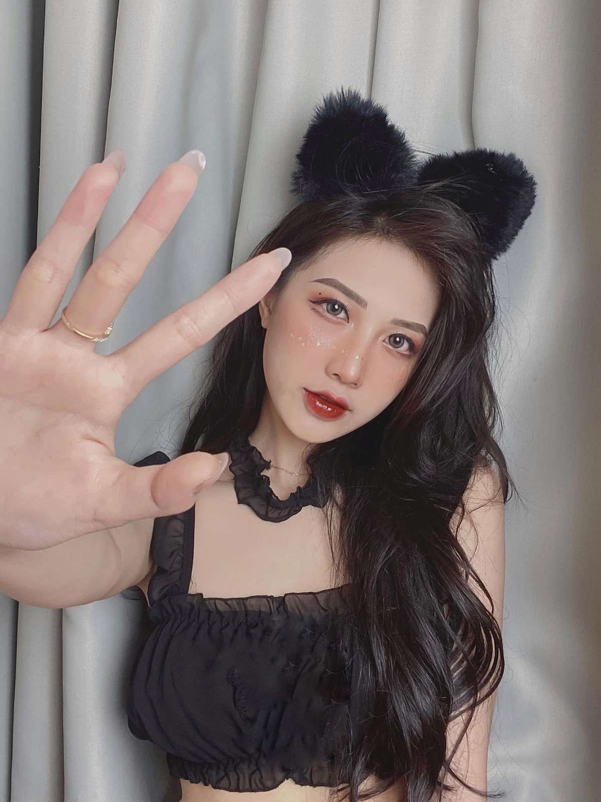 Ngoài sở thích đi du lịch, Linh Hương còn có niềm đam mê xem bóng đá.