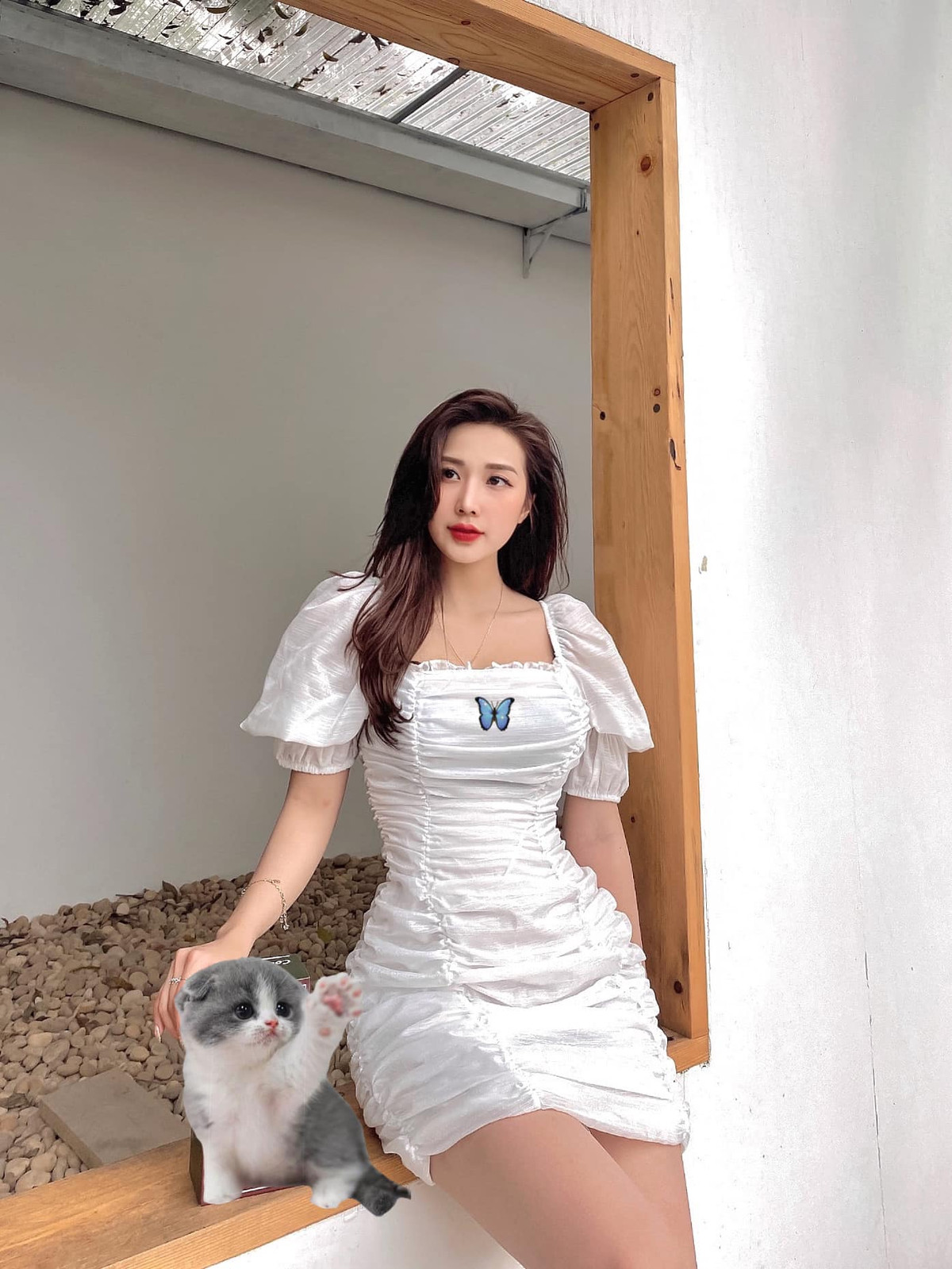 Cô nàng rất chăm chỉ cập nhật hình ảnh xinh đẹp và sành điệu trên mạng xã hội, mỗi bức ảnh đều nhận được vô số lời khen ngợi.