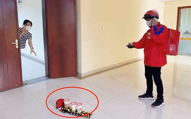 Giữa lúc dịch bệnh, việc chỉ cần đứng ở cửa nhà vẫn có thể nhận hàng tận tay khiến nhiều người không khỏi thích thú.