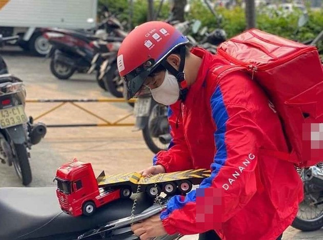 Chiếc xe điều khiển này có lẽ là vật bất ly thân của mỗi shipper trong tình hình dịch bệnh hiện nay.