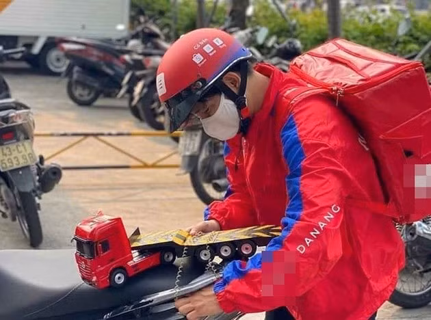 Chiếc xe điều khiển này có lẽ là vật bất ly thân của mỗi shipper trong tình hình dịch bệnh hiện nay.