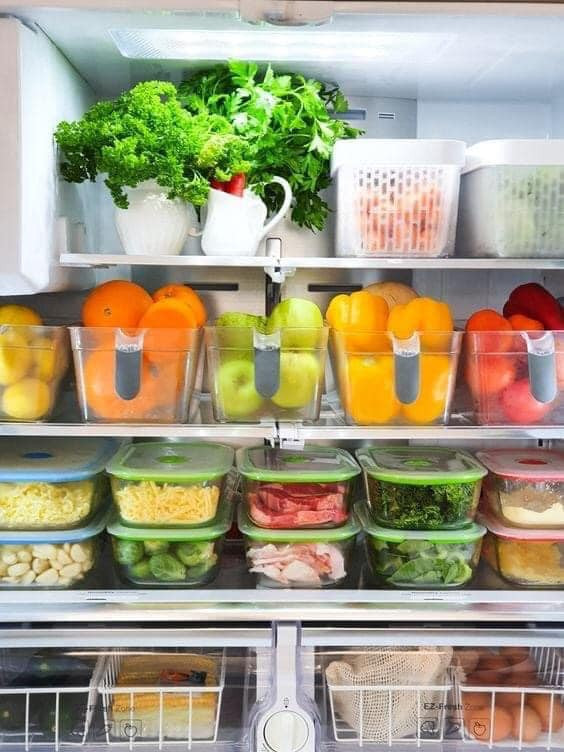 Có những chiếc tủ lạnh được chủ nhân của nó nhồi nhét đầy ắp đồ ăn, quy mô hoành tráng, chuẩn bị sẵn sàng chống đói qua những ngày dịch bệnh. Ảnh: Tùng Thanh Hoàng